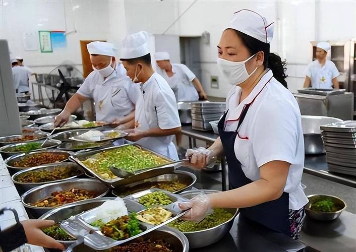 惊心!郑州一小学食堂被曝用霉变食材给学生供餐,学校紧急整改
