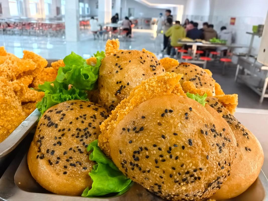 今日晚餐,不简单#快来一起尝个鲜 #学校食堂 #定兴县第一实 - 抖音